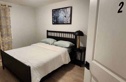 Ottawa Division Maison | 5 minutes walk to major shopping center, restaurants, pubs and bus station.