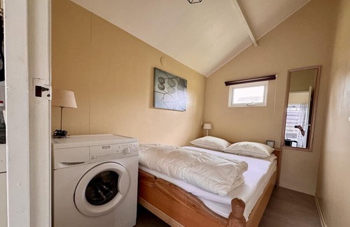 Tzummarum Cabine | Charming Holiday Home Maridu Wadden Cabin in the Heart of Friesland