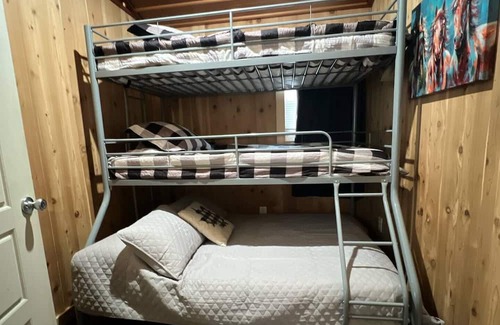 Cadet Cabine | Modern-Sheik Cabin in the Woods