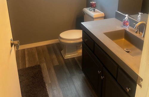 Akron Maison | ShadyBrook 5 minute walk to Springfield Lake Fishing, playground, walking trail.