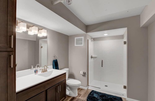 Downtown St. Paul Appartement | Downtown Furnished 2BR, 2BA Apt 103 by R7 Lofts