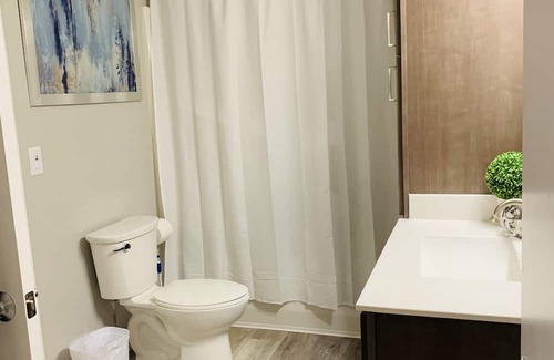 Downtown St. Paul Appartement | Downtown Furnished 2BR, 2BA Apt 103 by R7 Lofts