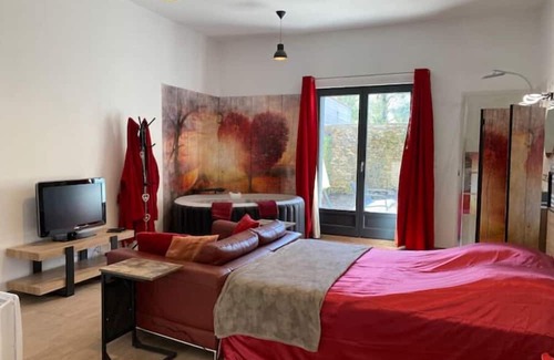 Egly Appartement | Studio Avec Jacuzzi au Calme