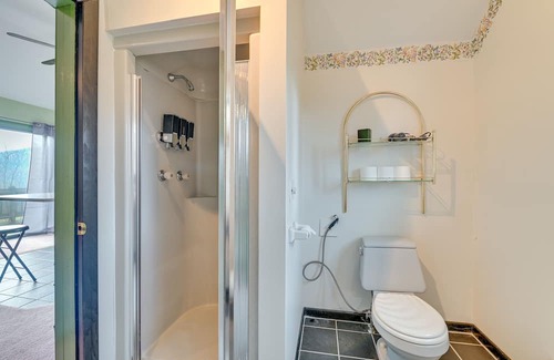 Bennington Appartement | Charming Bennington Studio w/ Deck & Mountain View