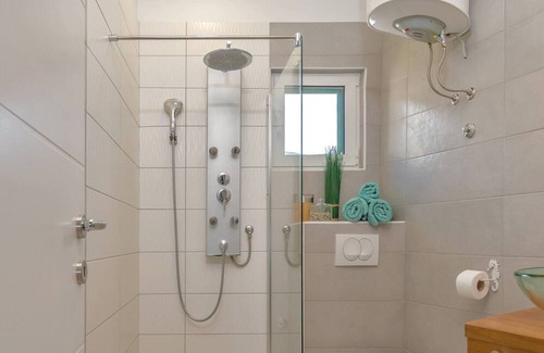 Komiza Appartement | Cozy 1-bedroom apartment with AC, WiFi, parking, terrace view, laundry