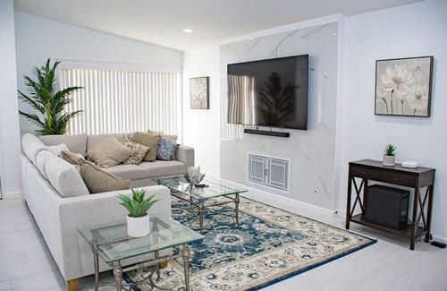 Indio Maison | Coachella Poolside Paradise, accommodates up to 10 guest