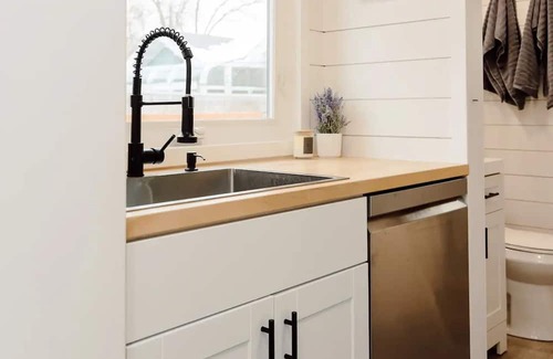 West Central Maison | Tiny House - Centrally Located