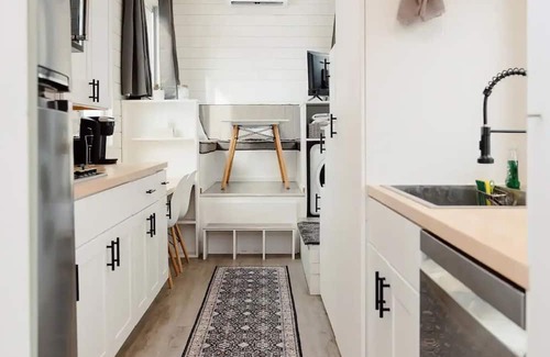 West Central Maison | Tiny House - Centrally Located