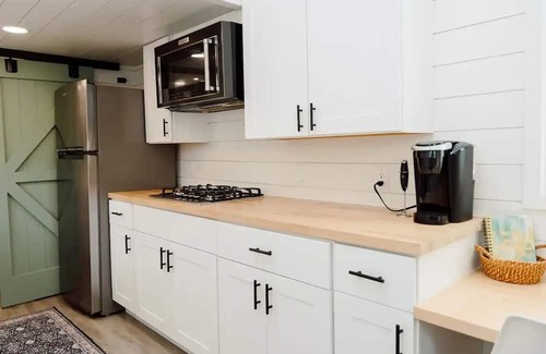 West Central Maison | Tiny House - Centrally Located