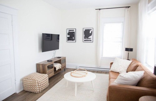 Fredericton Appartement | This 2 bedroom loft-like apartment is perfect for your visit to downtown Fredericton