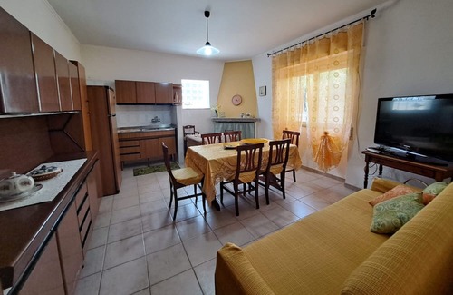 San Giovanni Suergiu Maison | Holiday Home 'Da Zia Giovanna' with Private Terrace and Wi-Fi