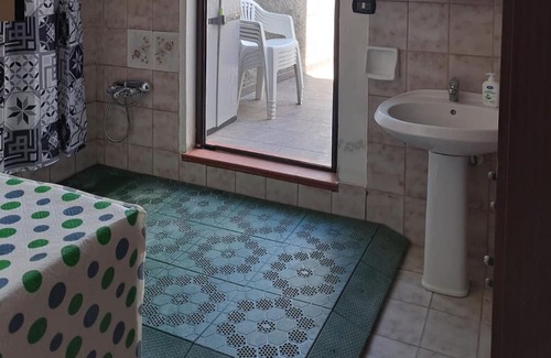 San Giovanni Suergiu Maison | Holiday Home 'Da Zia Giovanna' with Private Terrace and Wi-Fi