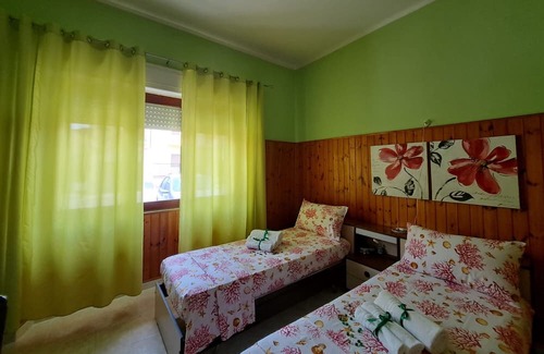 San Giovanni Suergiu Maison | Holiday Home 'Da Zia Giovanna' with Private Terrace and Wi-Fi