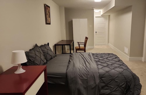 Ottawa Division Appartement | Bright Basement Oasis with Private Bath/Self Check-In & Wifi & Parking in Kanata