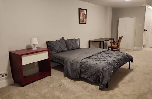 Ottawa Division Appartement | Bright Basement Oasis with Private Bath/Self Check-In & Wifi & Parking in Kanata