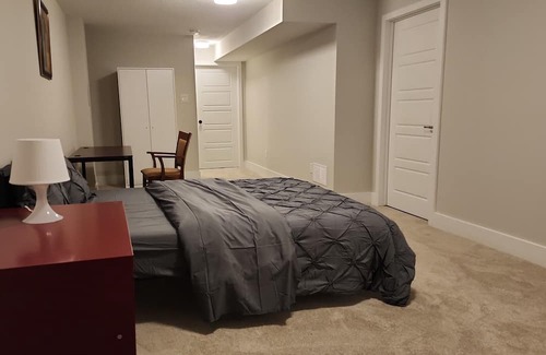 Ottawa Division Appartement | Bright Basement Oasis with Private Bath/Self Check-In & Wifi & Parking in Kanata