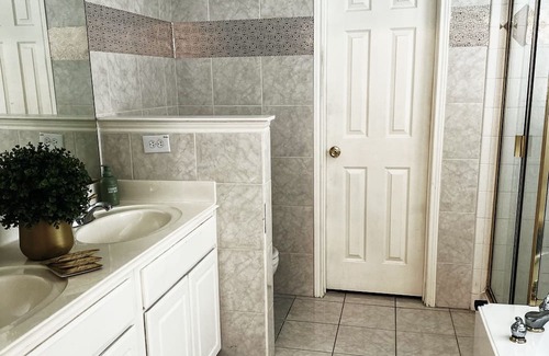Grand Prairie Maison | Stylish home, close to attractions, and lots of space. Perfect for large groups!