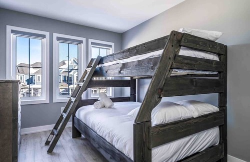 The Blue Mountains Maison | Newly built Village 3 Bedroom /Shuttle Bus