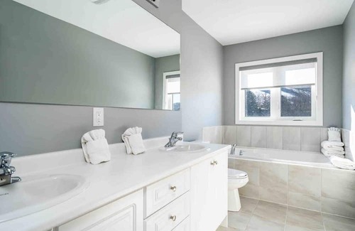 The Blue Mountains Maison | Newly built Village 3 Bedroom /Shuttle Bus