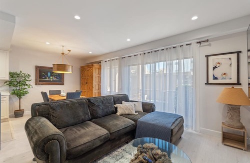 Sawtelle Copropriété | Cozy & Serene Brentwood Luxury Condo - 82 Walk Score -Pool/Spa