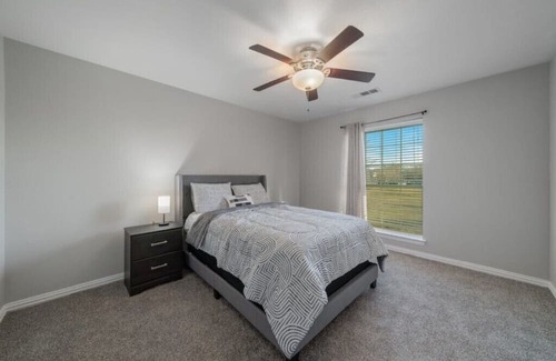 Royse City Maison | Large 3 acre w/private pond country getaway home sleeps 12