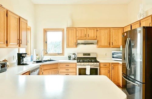 Woodbury Maison | Spacious Private Retreat Near Minneapolis & River!
