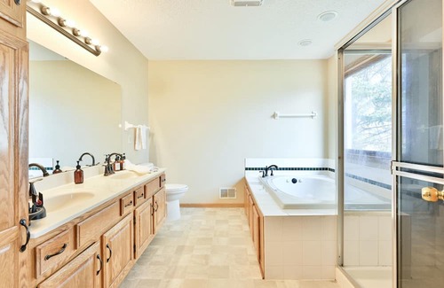 Woodbury Maison | Spacious Private Retreat Near Minneapolis & River!