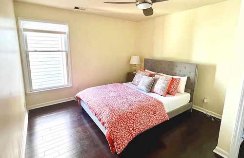 Cherry Copropriété | Elegant & Cozy 2BR Retreat in Historic Meyers Park. Swimming Pool and Terrace!