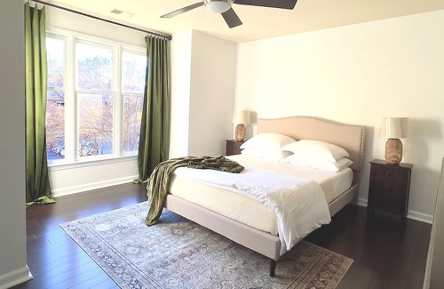 Cherry Copropriété | Elegant & Cozy 2BR Retreat in Historic Meyers Park. Swimming Pool and Terrace!