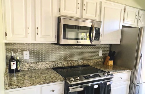 Cherry Copropriété | Elegant & Cozy 2BR Retreat in Historic Meyers Park. Swimming Pool and Terrace!