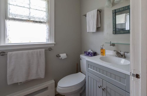 Wallingford Center Maison | Wonderful 3 BR Home w/ Indoor Fireplace near CT Historical Places