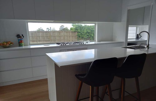 Highfields Maison | Airconditioned large family home. Sleeps 8 and pet friendly.
