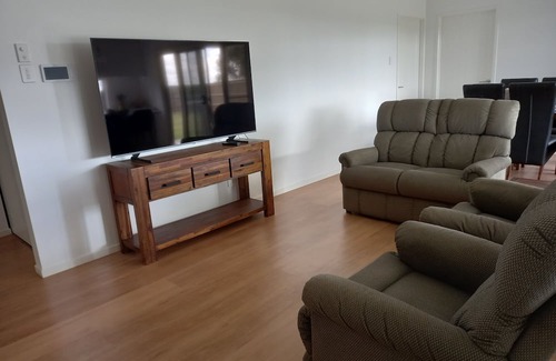 Highfields Maison | Airconditioned large family home. Sleeps 8 and pet friendly.