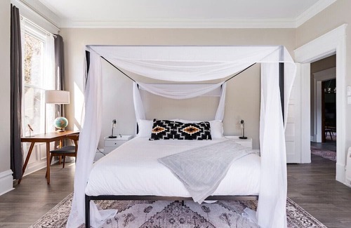 Washington Appartement | King Beds | On W&J Campus | Social Media Ready Art
