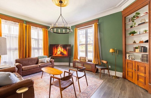 Washington Appartement | King Beds | On W&J Campus | Social Media Ready Art