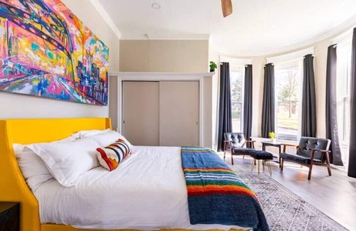 Washington Appartement | King Beds | On W&J Campus | Social Media Ready Art