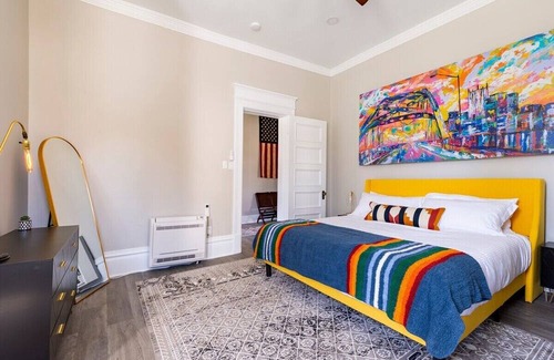 Washington Appartement | King Beds | On W&J Campus | Social Media Ready Art