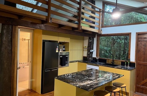 Malanda Cabine | Figtree Getaway Tree house Spa cabin king bedroom plus loft 2 bedroom