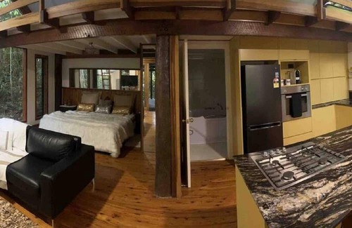 Malanda Cabine | Figtree Getaway Tree house Spa cabin king bedroom plus loft 2 bedroom