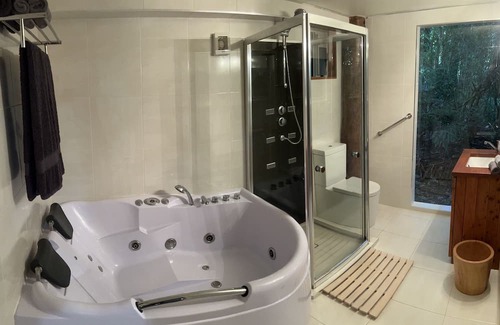Malanda Cabine | Figtree Getaway Tree house Spa cabin king bedroom plus loft 2 bedroom