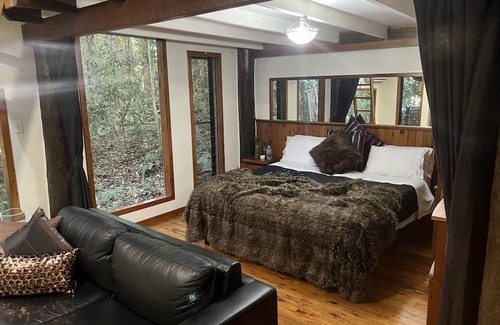 Malanda Cabine | Figtree Getaway Tree house Spa cabin king bedroom plus loft 2 bedroom