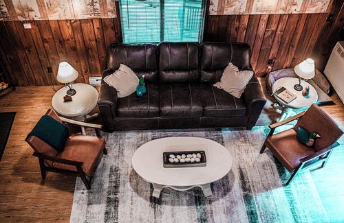Montrose Cabine | Charming cabin with creek, fire pit. Pet friendly! Walkable to Salt Springs Prk