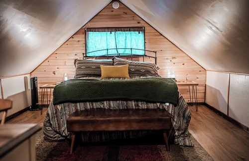 Montrose Cabine | Charming cabin with creek, fire pit. Pet friendly! Walkable to Salt Springs Prk