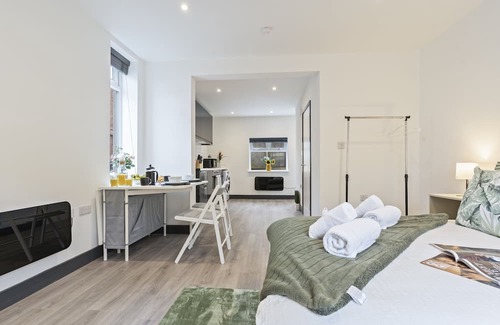 Giltbrook Appartement | The Green Studio | Free Parking | Long Term Bookings