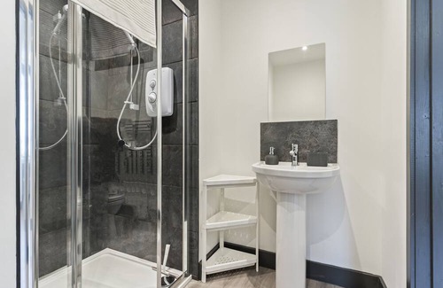 Giltbrook Appartement | The Green Studio | Free Parking | Long Term Bookings
