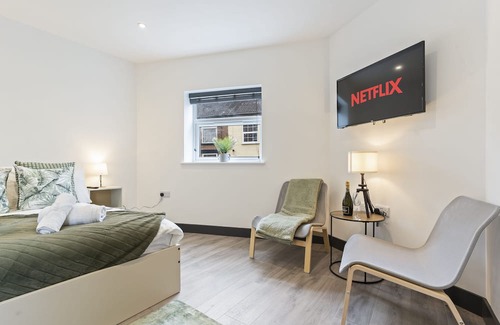 Giltbrook Appartement | The Green Studio | Free Parking | Long Term Bookings