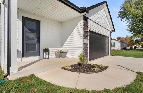 Enchanted Hills Maison | Like new 4 bedroom 2.5 bath home with boat slip on Lake Wawasee, IN. Sleeps 11+