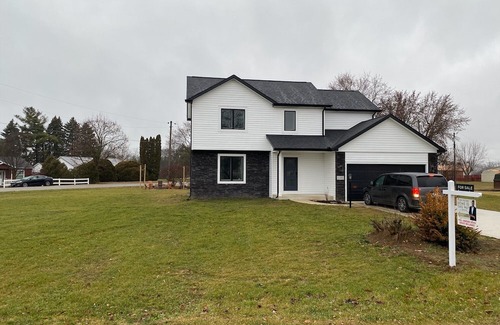 Enchanted Hills Maison | Like new 4 bedroom 2.5 bath home with boat slip on Lake Wawasee, IN. Sleeps 11+