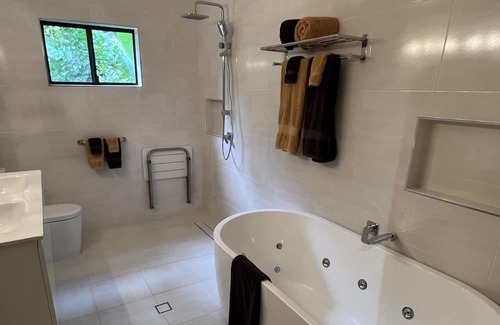 Malanda Cabine | Figtree Getaway - Fireplace cabin 3 bedroom fully self contained with spa