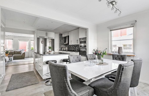Vallentuna Maison | Radhus i Vallentuna - Bastu, solig terrass, trevåningshus